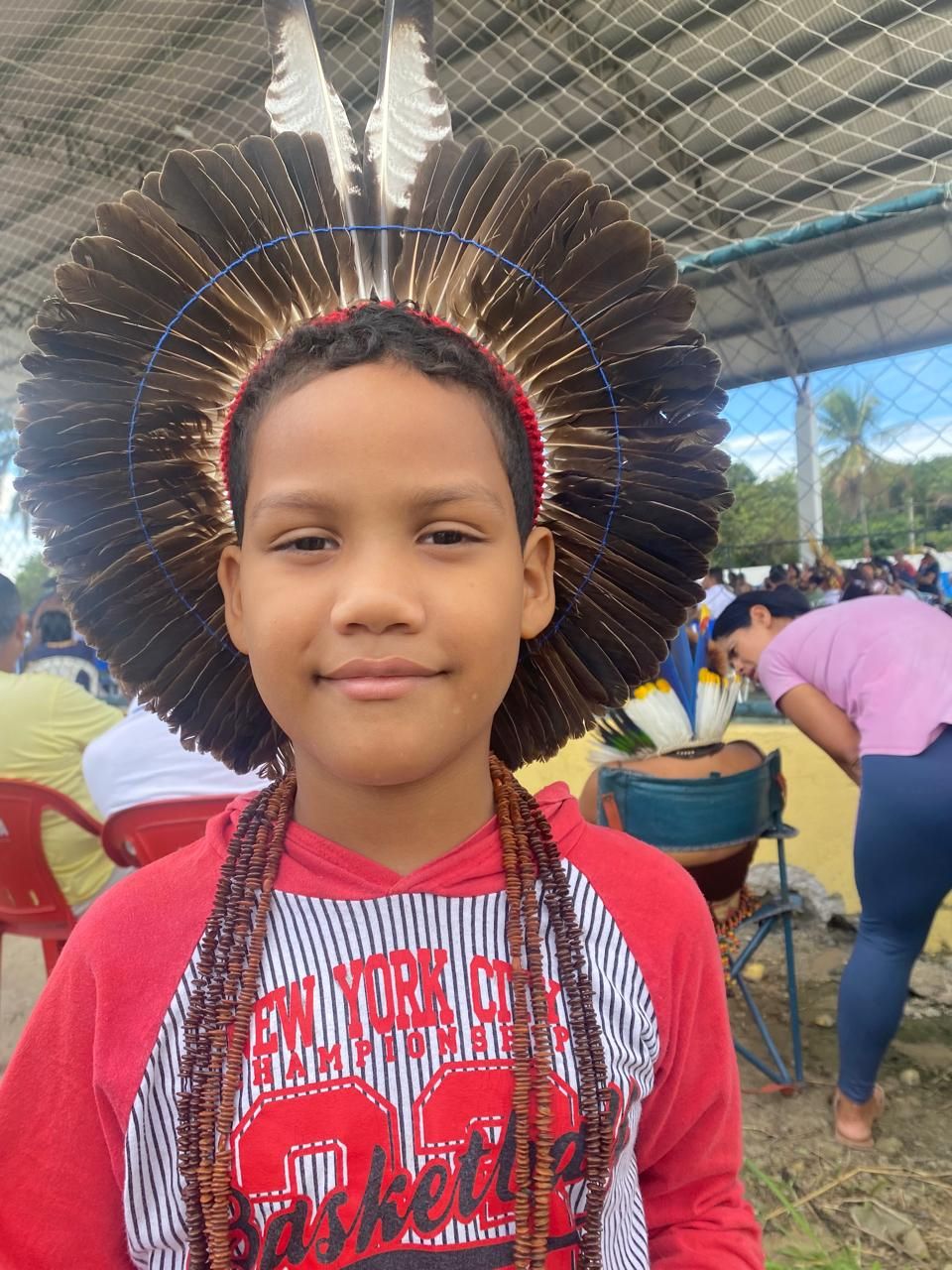 Menino com cocar ancestral